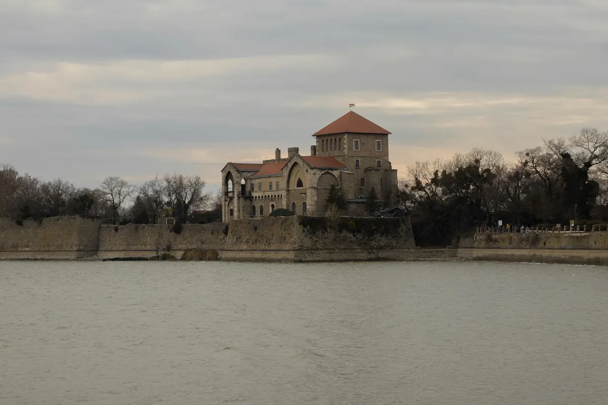 Tata: A vizek városa, ahol a történelem a tóparton sétál