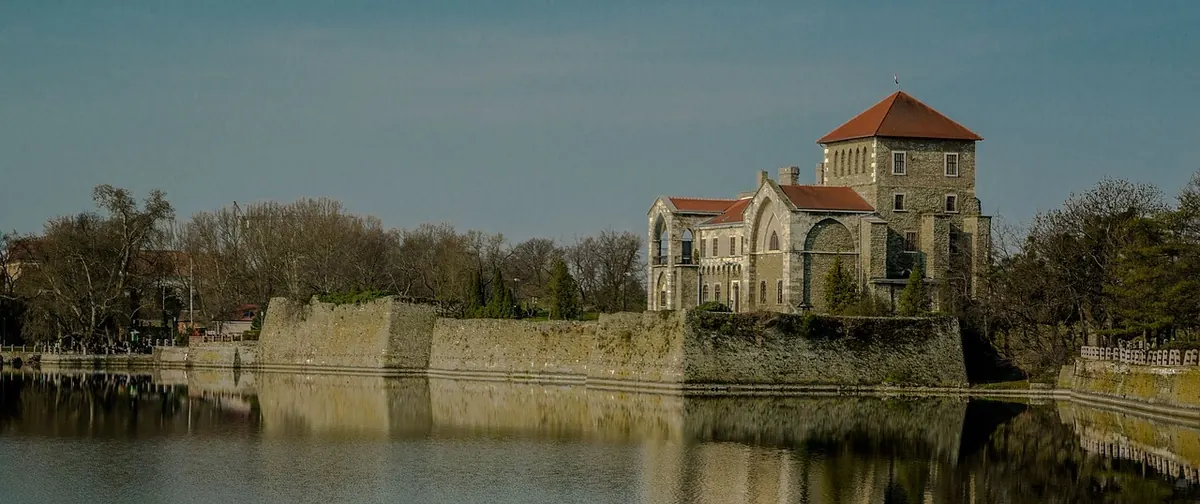 Tata a vizek városa ahol a történelem és a természet összeér
