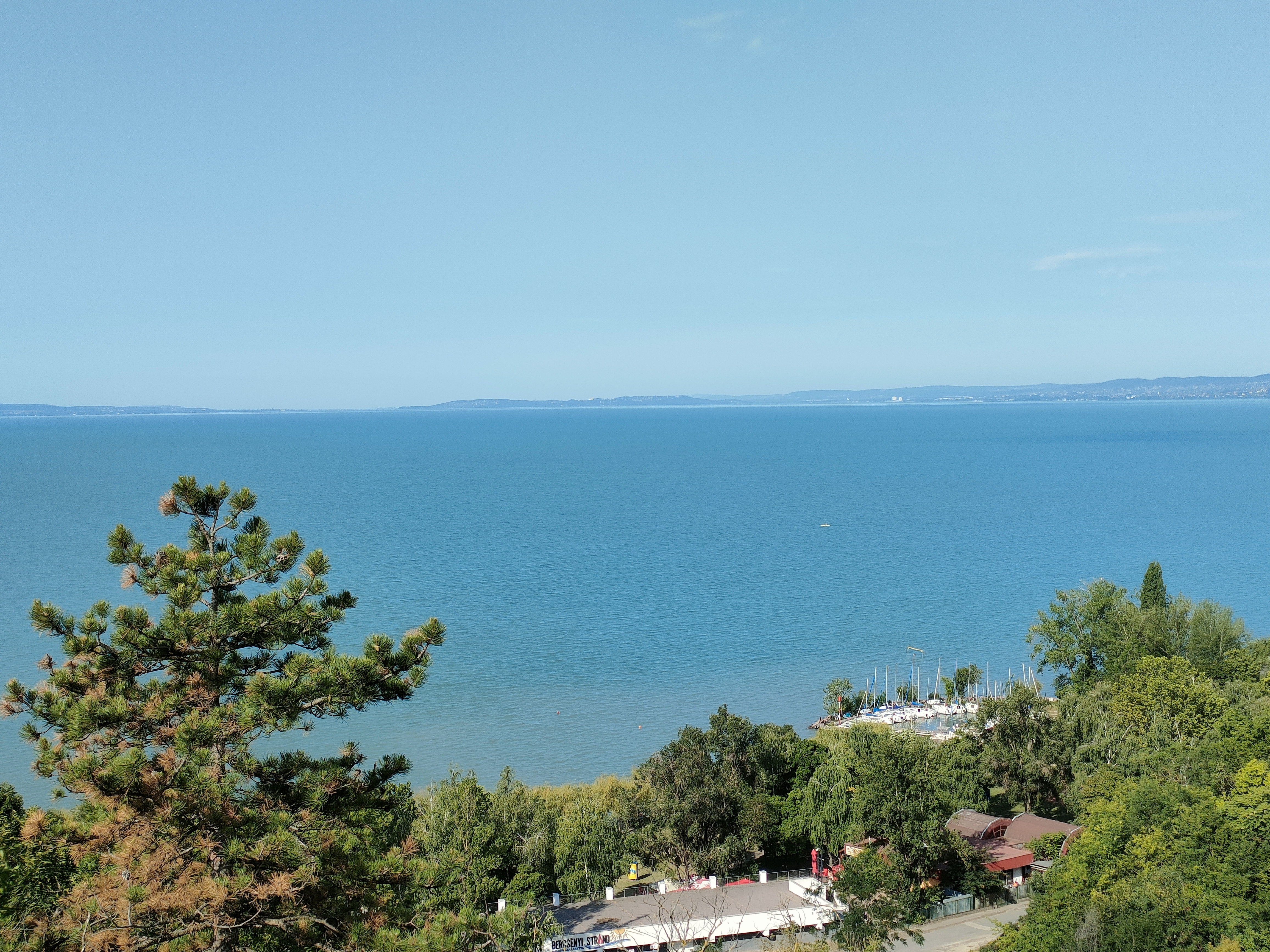 Gyönyörű kilátás a Balatonra