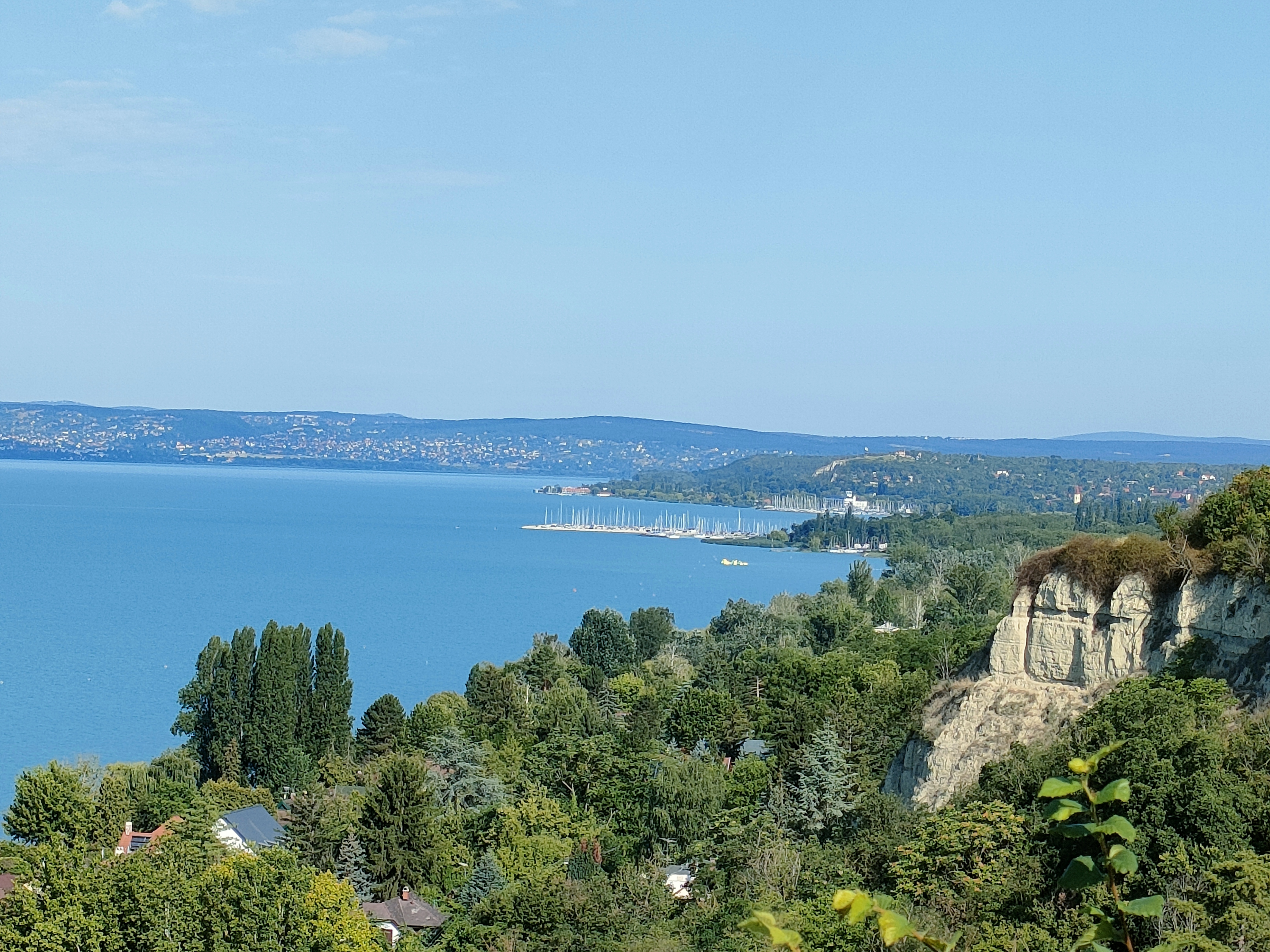 Gyönyörű kilátás a Balatonra