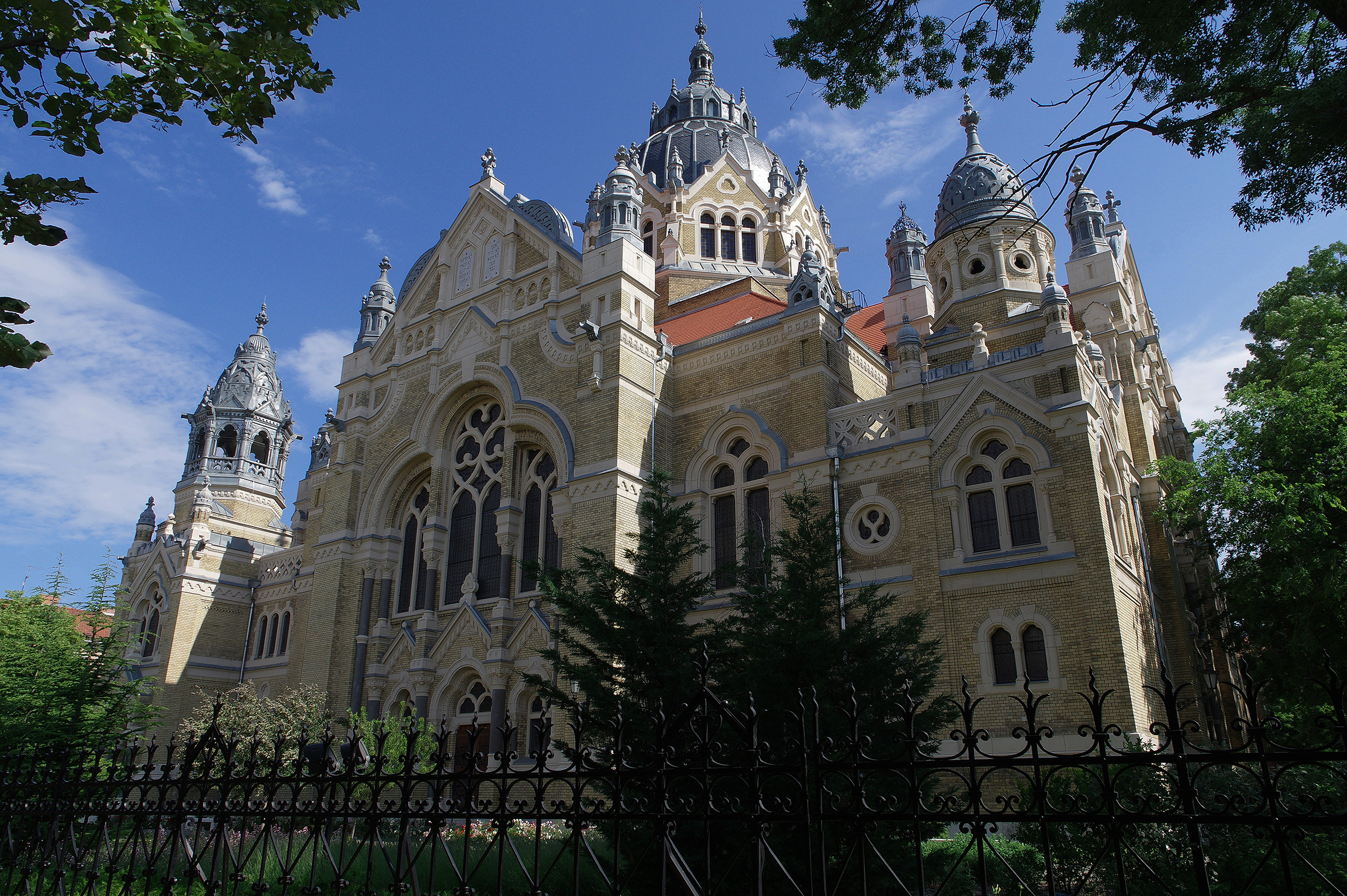 Kőbe vésett történetek – Szeged zsidó öröksége