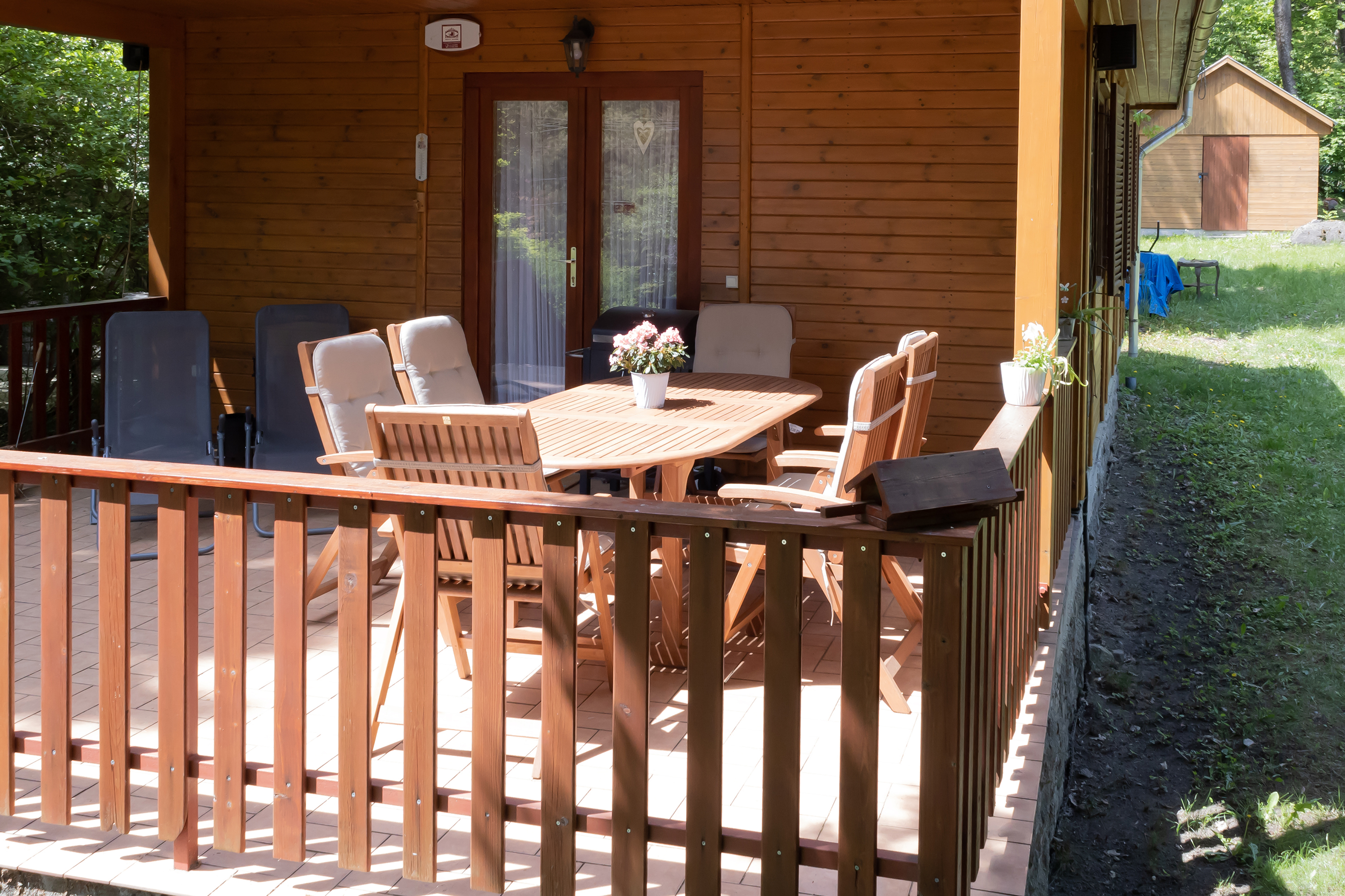 Terasz a bejáratnál