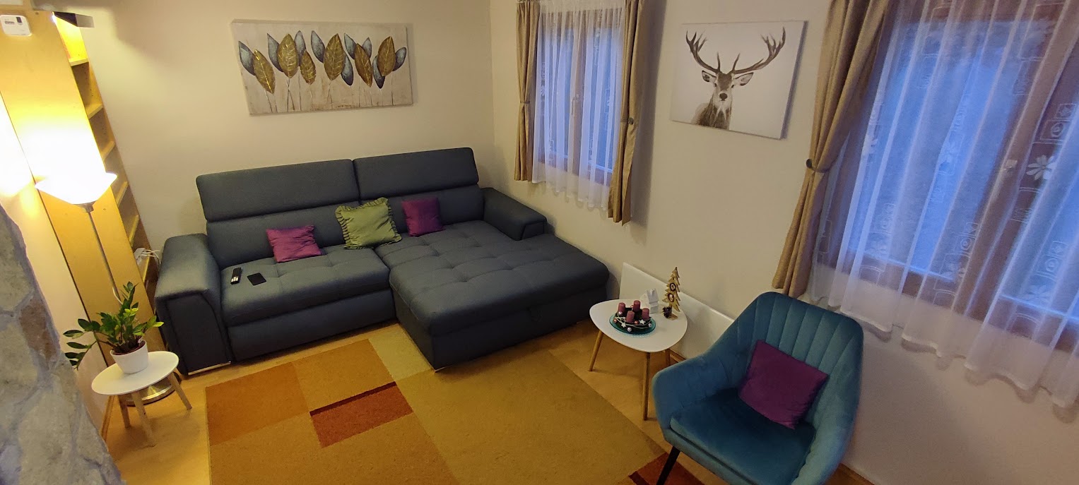 Nappali, kényelmes, ágyazható kanapéval