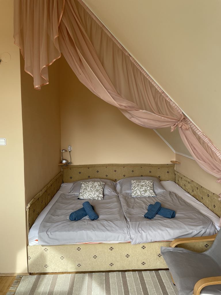 Szoba 2 (tóra néző)