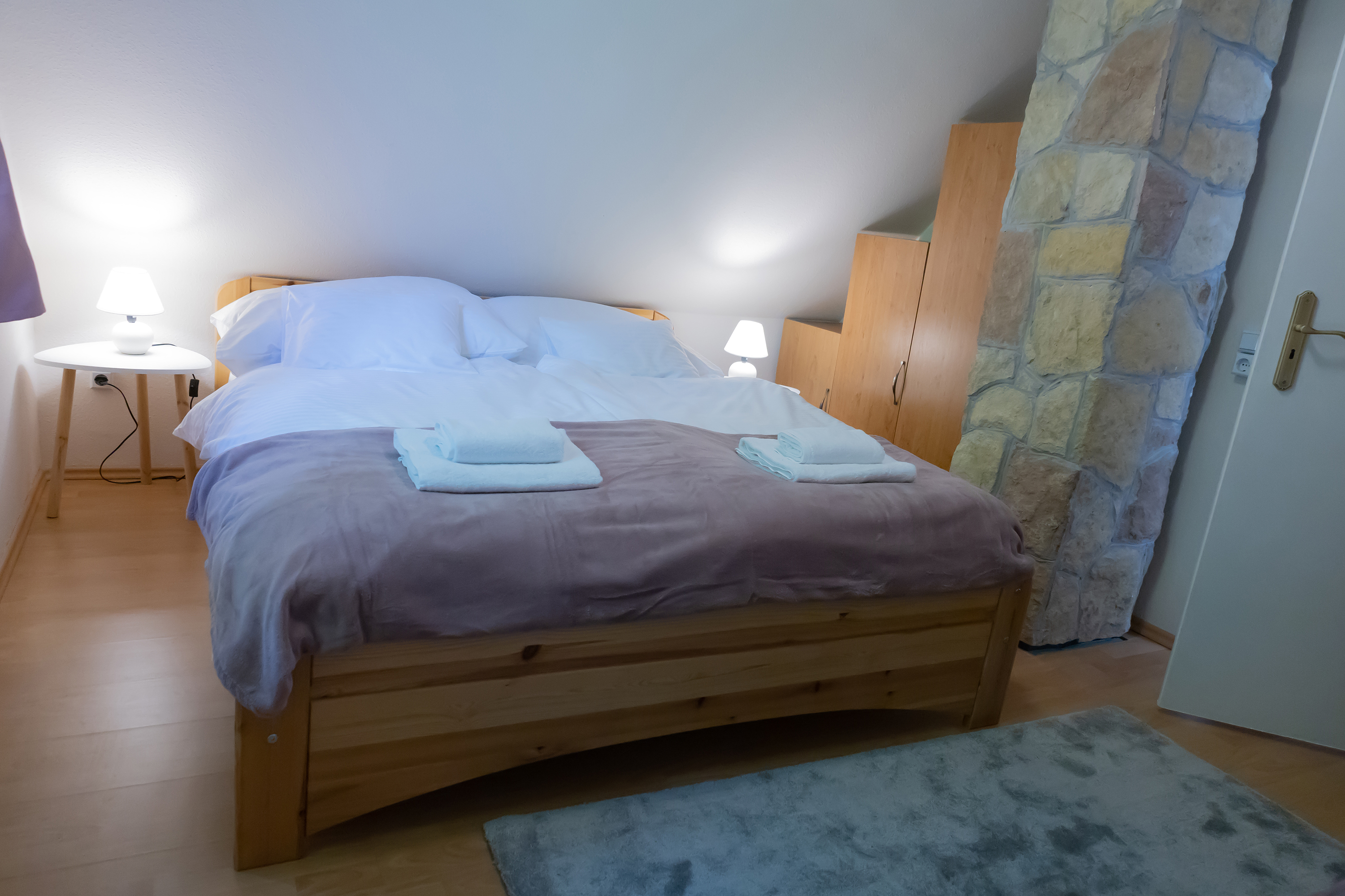 3 fős hálószoba franciaágya