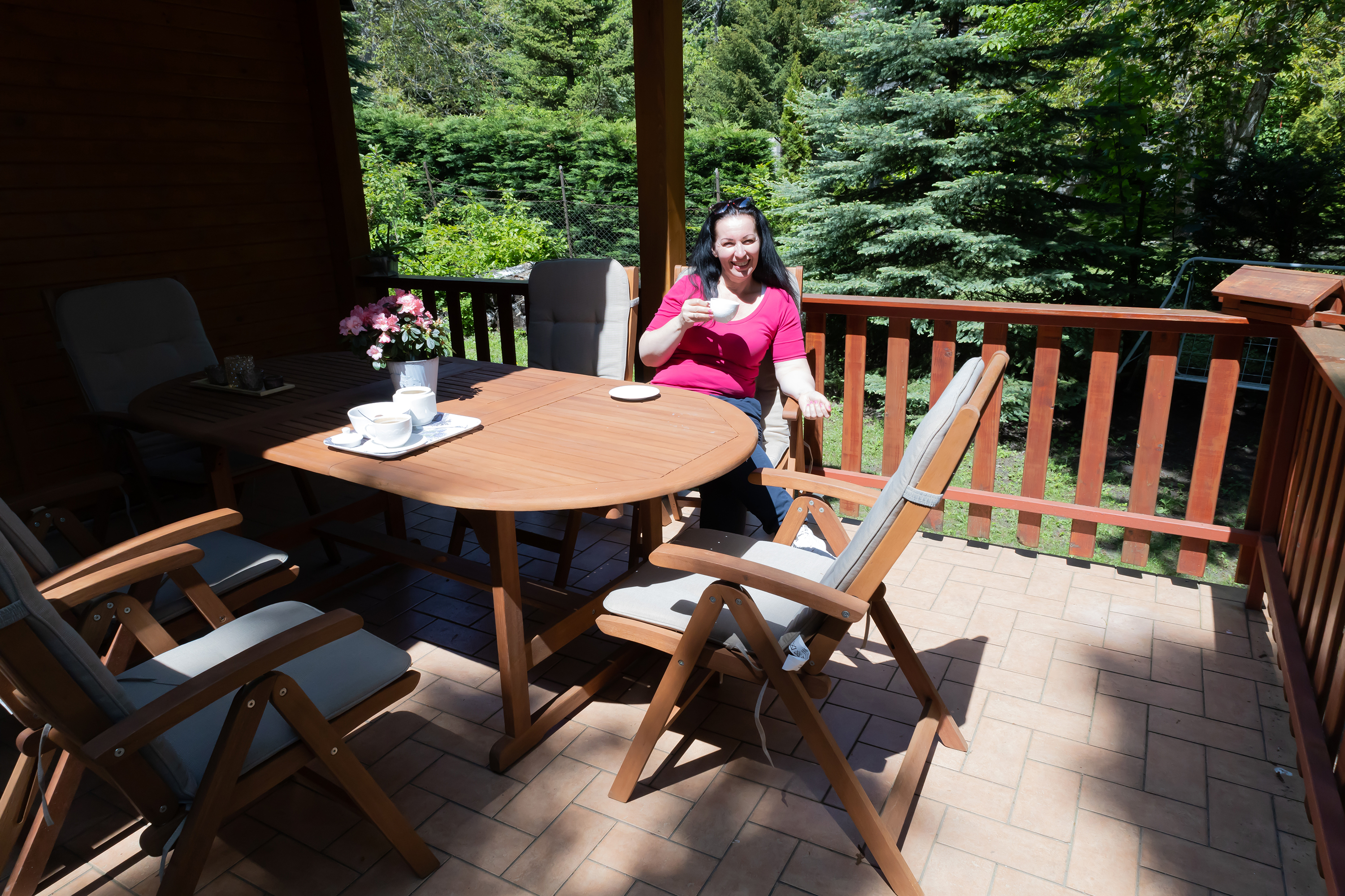 Öröm az erdei környezetben a teraszon kávézva