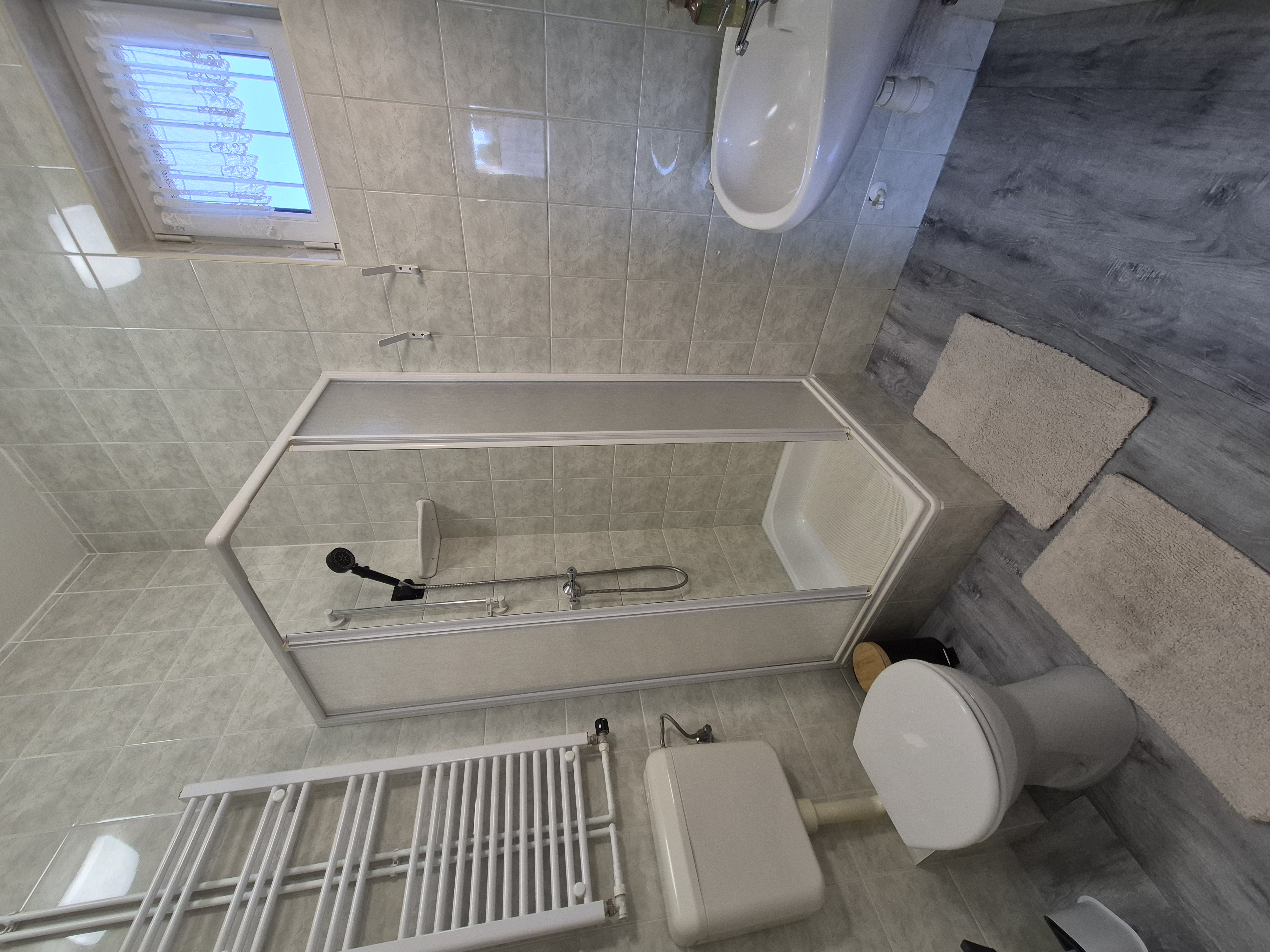 Apartman 3 zuhanyzó
