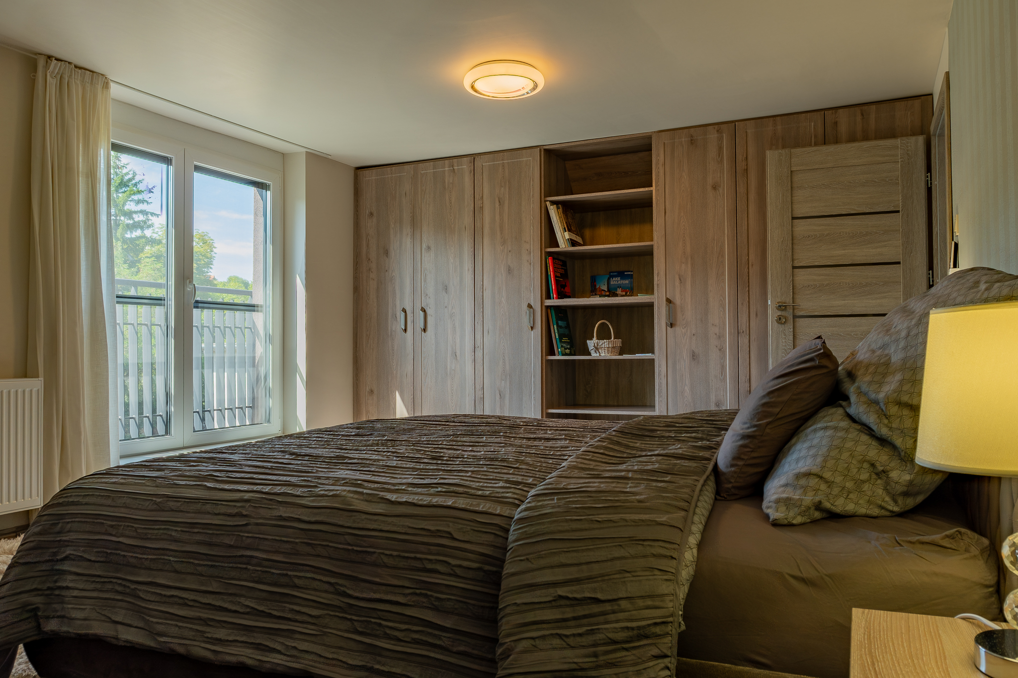 hálószoba kertre néző kilátással