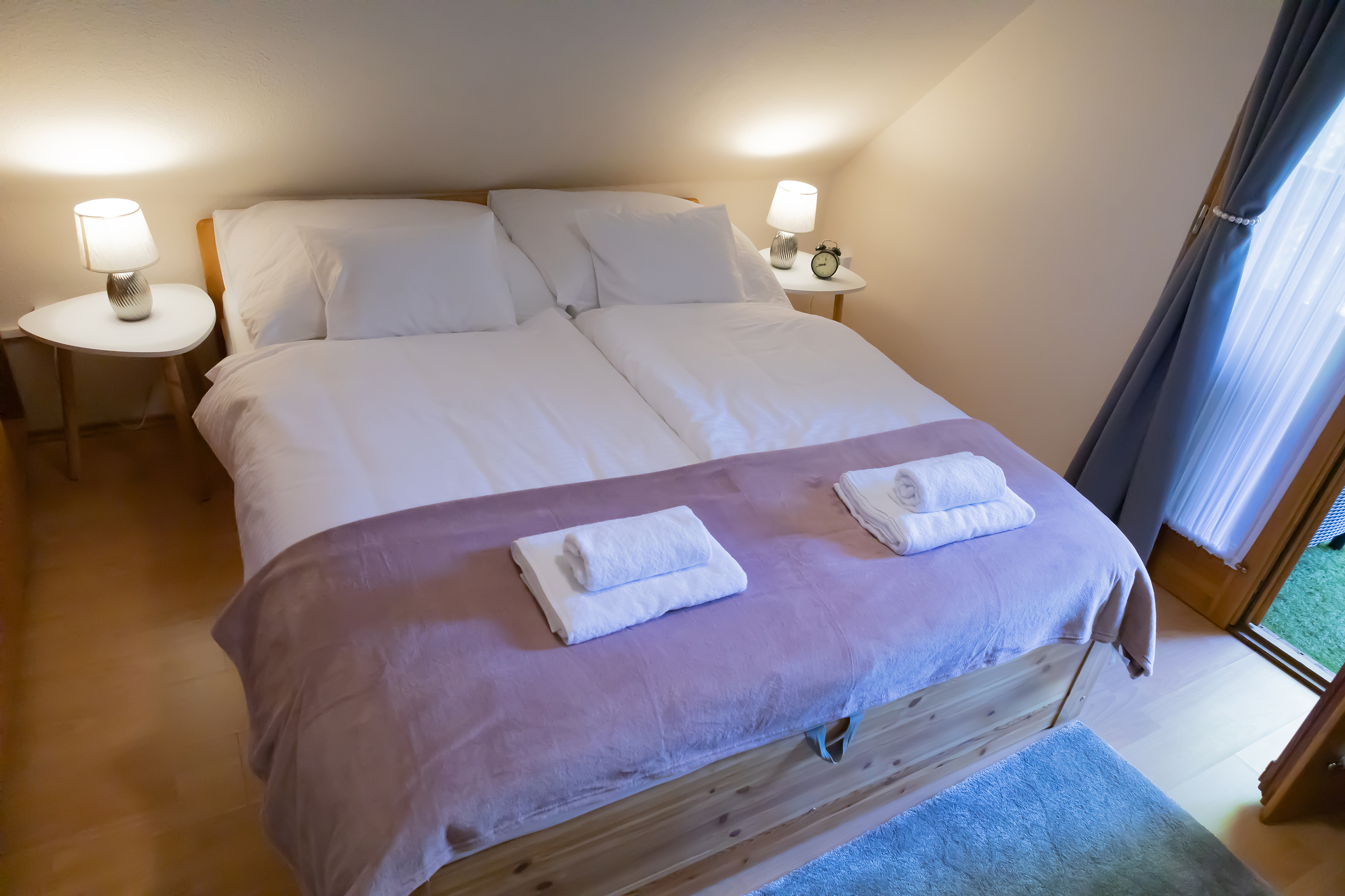 Két fős hálószoba fedett erkély kapcsolattal