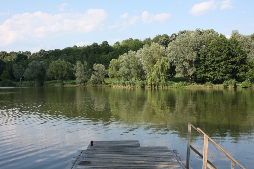 Strandon vízbe nyúló stég