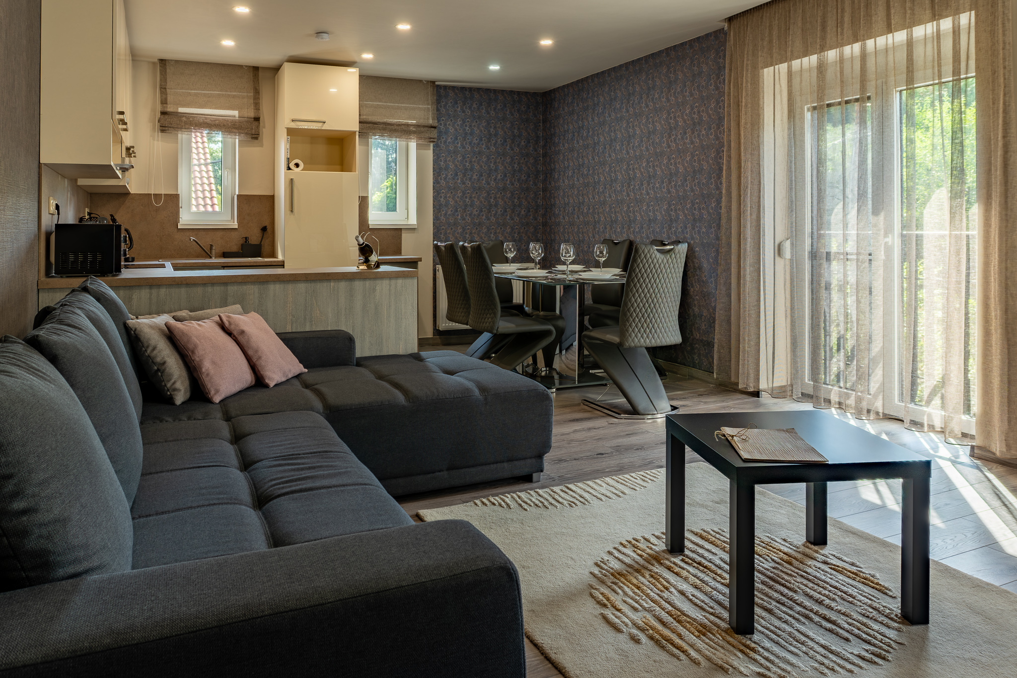 nappali-étkező-konyha kerti kilátással