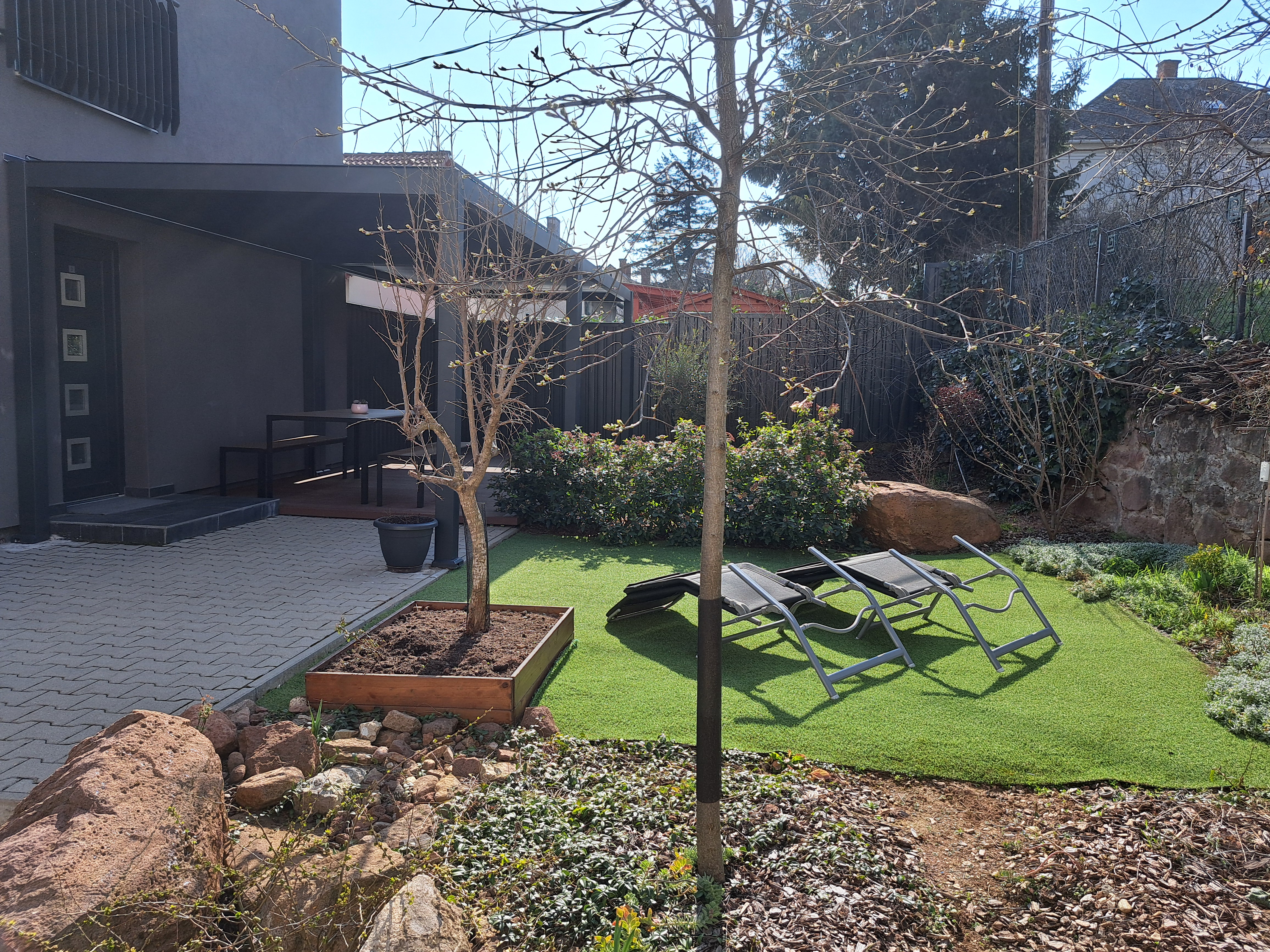 Pihenőkert és fedett terasz