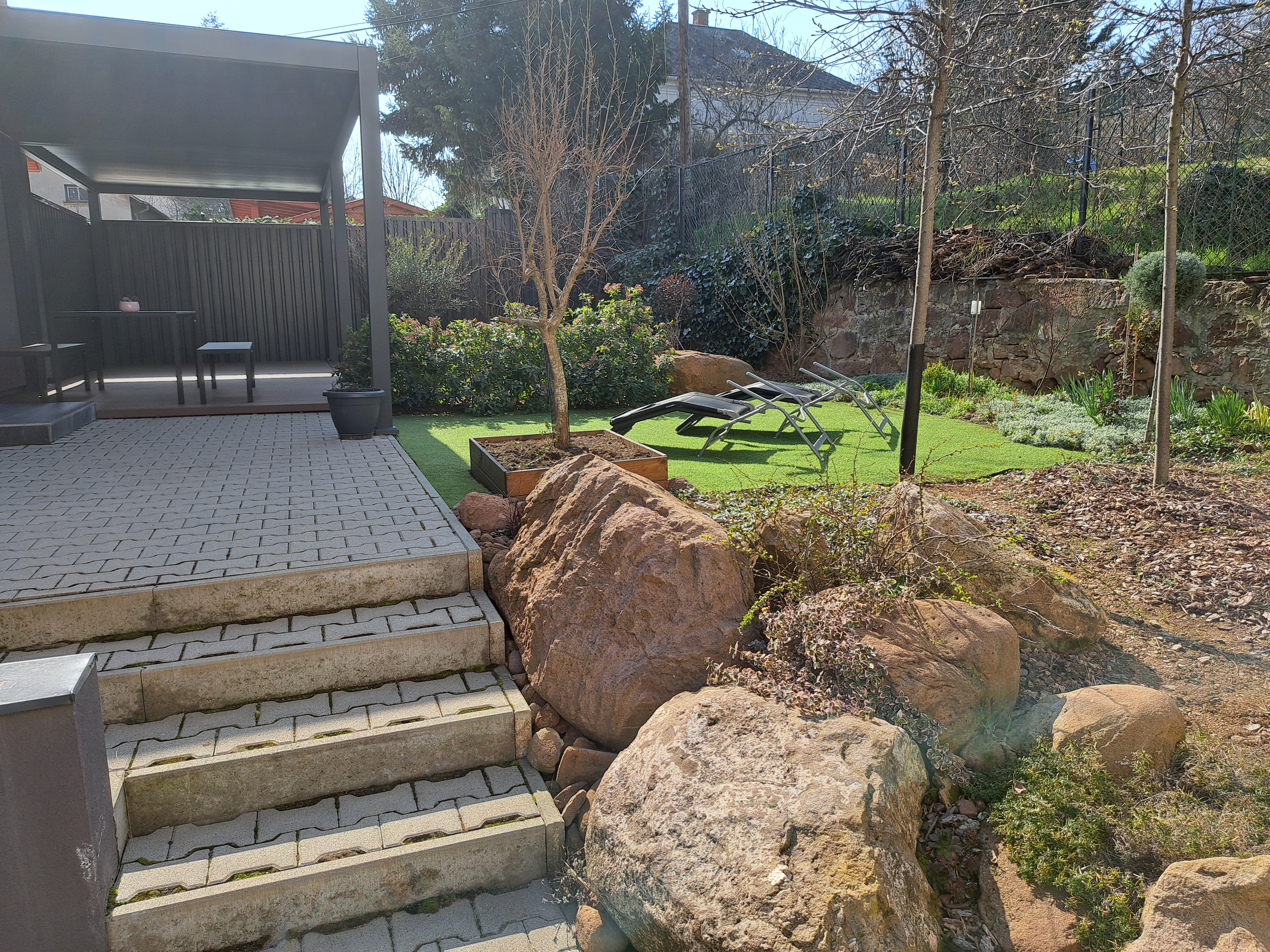 Privát pihenőkert és fedett terasz