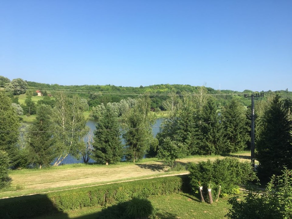 Kilátás a tóra néző szobából