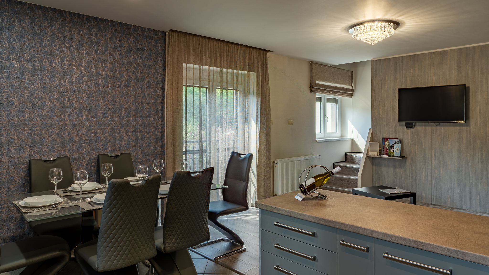 étkező-konyha kerti kilátással